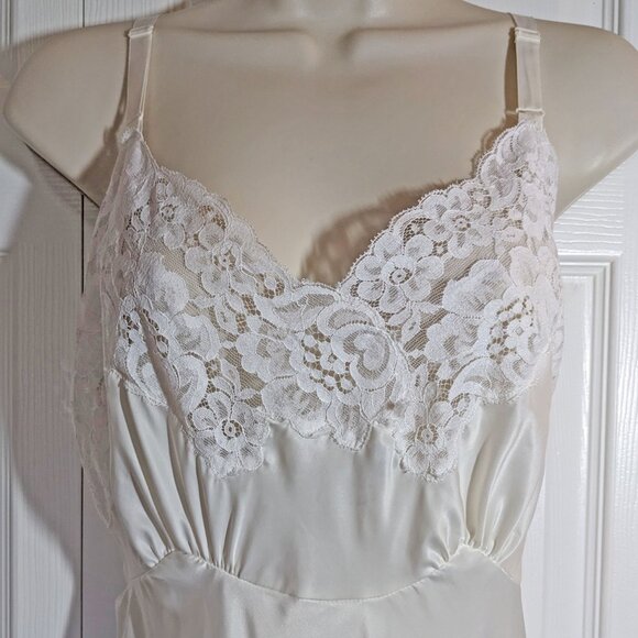 VTG Lady Lynne white slip, Rare 1950's pin-up girl style, 36" bust, Shiny nylon - Picture 12 of 16